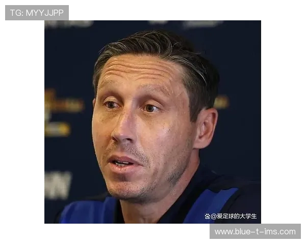 足球明星吸烟瞬间曝光引发热议背后的健康隐患与职业形象探讨