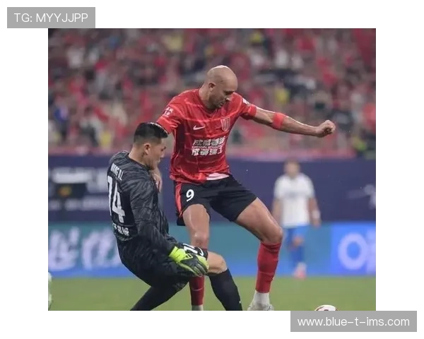 足球明星因争议判罚被裁判禁赛引发球迷热议和媒体关注