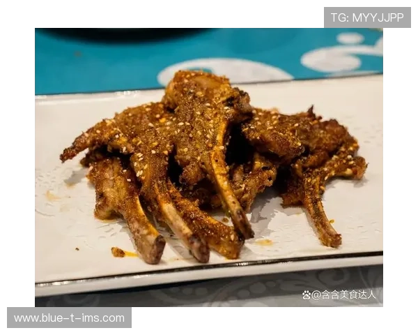 足球明星品尝北京烤鸭的美味瞬间，尽享美食与运动的完美结合