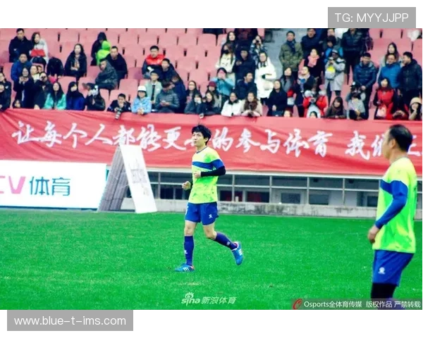 足球明星团队携手奋战成功晋级展现团结与实力的精彩瞬间